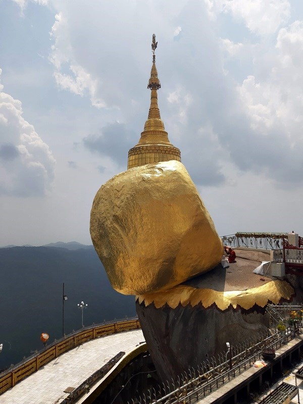 Khối đá vàng treo lơ lửng trên đỉnh núi Myanmar: nghìn năm đứng vững giữa rung chấn 7,7 độ - Ảnh 1