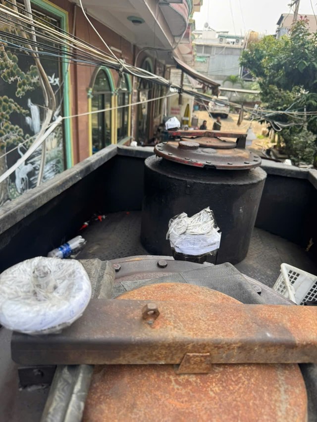 Bồn xe chứa xăng giả do c&aacute;c đối tượng pha chế.