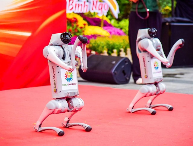 Trải nghiệm mua sắm cùng robot chó AI: Bước đi mới của Menas Group tại Việt Nam - Ảnh 1