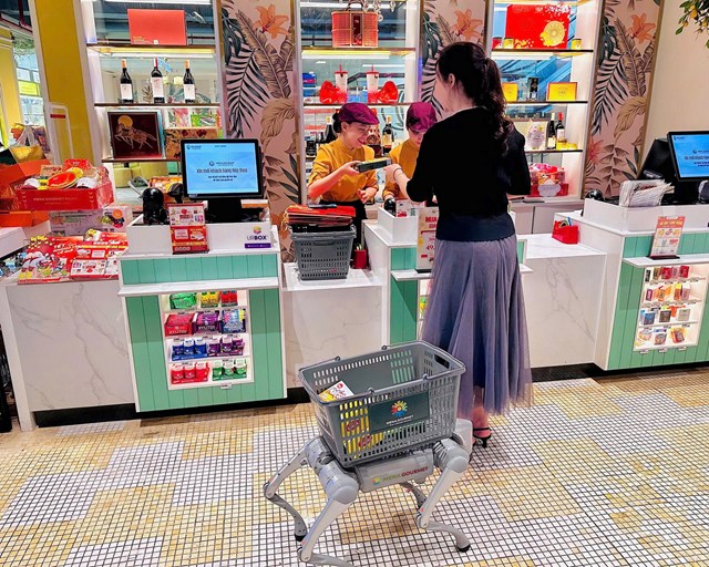 Trải nghiệm mua sắm cùng robot chó AI: Bước đi mới của Menas Group tại Việt Nam - Ảnh 3