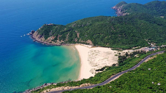 Bãi biển “viên ngọc ẩn mình” giữa núi và biển - Ảnh 1