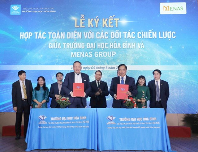 &Ocirc;ng Andre Gentzsch&nbsp;- Cố vấn cấp cao nguồn nh&acirc;n lực của Menas k&yacute; kết hợp t&aacute;c với PGS.TS B&ugrave;i Anh Tuấn - Hiệu trưởng Trường Đại học Ho&agrave; B&igrave;nh