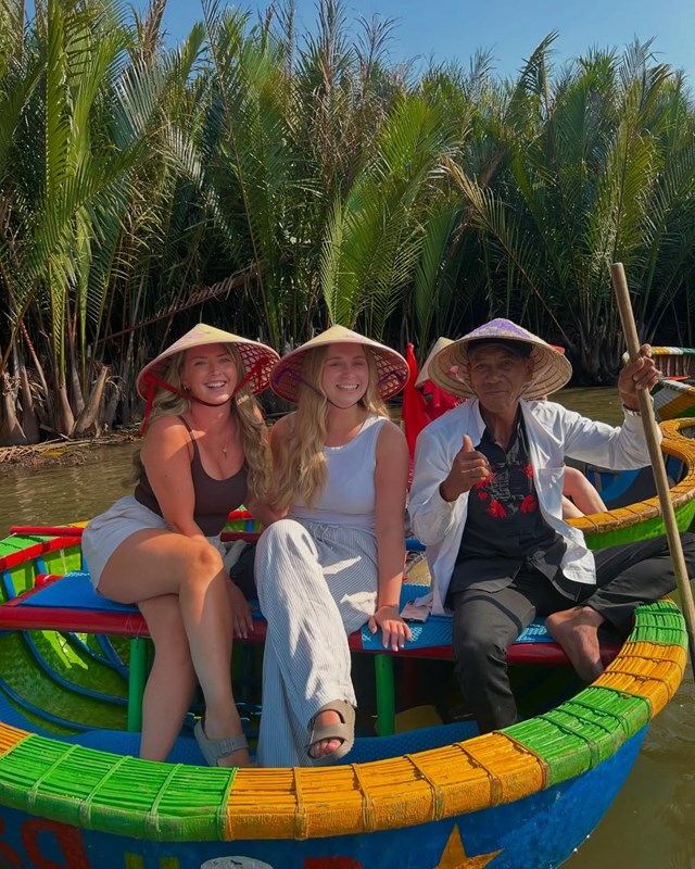 Trải nghiệm thuyền thúng “gây sốt” Hội An, khách Tây đổ xô check-in mùa hè - Ảnh 1