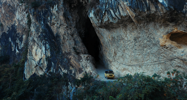 Ph&iacute; Ph&ocirc;ng được sản xuất ngay giữa địa h&igrave;nh thực, nơi thi&ecirc;n nhi&ecirc;n mở ra kh&ocirc;ng gian h&ugrave;ng vĩ v&agrave; r&ugrave;ng rợn. Ảnh: NSX