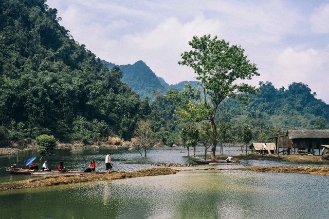 Một trong những điểm đặc biệt l&agrave;m n&ecirc;n sức h&uacute;t của bản T&agrave; Ph&igrave;nh ch&iacute;nh l&agrave; hồ T&agrave; Ph&igrave;nh trong xanh, phản chiếu m&acirc;y trời v&agrave; n&uacute;i non h&ugrave;ng vĩ.