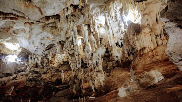 Hang Dơi l&agrave; một trong những địa điểm nổi bật nhất ở Mộc Ch&acirc;u, c&oacute; diện t&iacute;ch khoảng 7000m2, với những khối đ&aacute; khổng lồ đủ h&igrave;nh th&ugrave;.