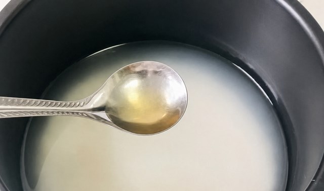 Thêm một thìa giấm khi nấu: bí quyết giúp cơm dẻo mềm, dễ tiêu và giàu dinh dưỡng hơn - Ảnh 1