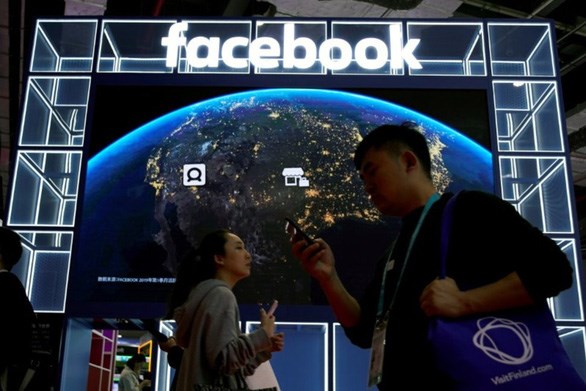Một biển hiệu của Facebook tại Hội chợ triển l&atilde;m nhập khẩu quốc tế Trung Quốc CIIE 2019 ng&agrave;y 6-11-2019 ở th&agrave;nh phố Thượng Hải, Trung Quốc - Ảnh: REUTERS
