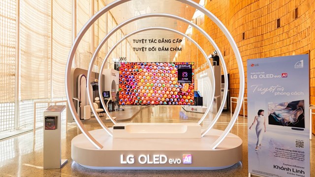 Mẫu TV d&aacute;n tường OLED evo AI W6 từ LG với thiết kế si&ecirc;u mỏng 9,9 mm.