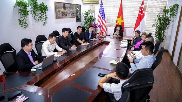B&agrave; Nhi họp c&ugrave;ng với c&aacute;c đối t&aacute;c, Nh&agrave; đầu tư trong v&agrave; ngo&agrave;i nước.