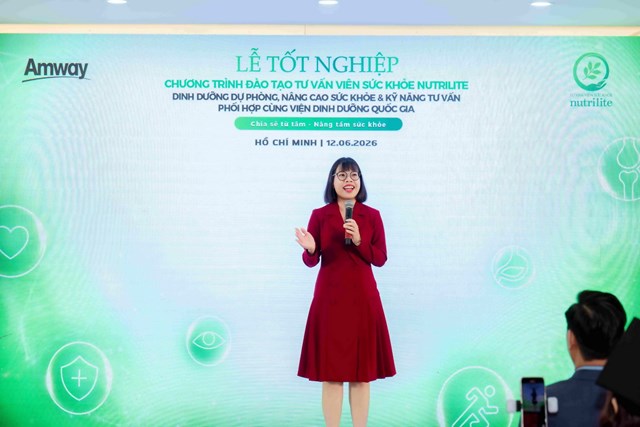 B&agrave; Nguyễn Thị Lệ Uy&ecirc;n, Gi&aacute;m đốc Kinh doanh v&agrave; Huấn luyện to&agrave;n quốc Amway Việt Nam ph&aacute;t biểu trong buổi lễ.