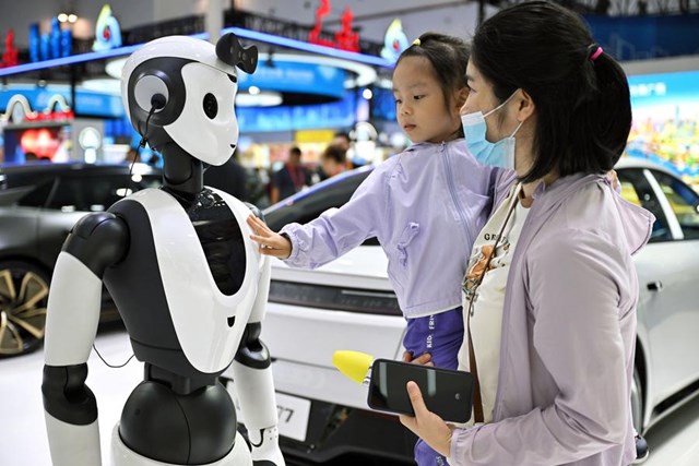Một b&eacute; g&aacute;i tương t&aacute;c với robot tr&iacute; tuệ nh&acirc;n tạo (AI) tại Triển l&atilde;m sản phẩm ti&ecirc;u d&ugrave;ng quốc tế Trung Quốc (CICPE) lần thứ tư tại Hải Khẩu, thủ phủ của tỉnh Hải Nam, miền nam Trung Quốc, năm 2024. (ẢNH / XINHUA).