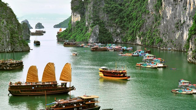 Vịnh Hạ Long l&agrave; một trong những điểm đến du lịch nổi tiếng nhất của Việt Nam. Ảnh: Shutterstock