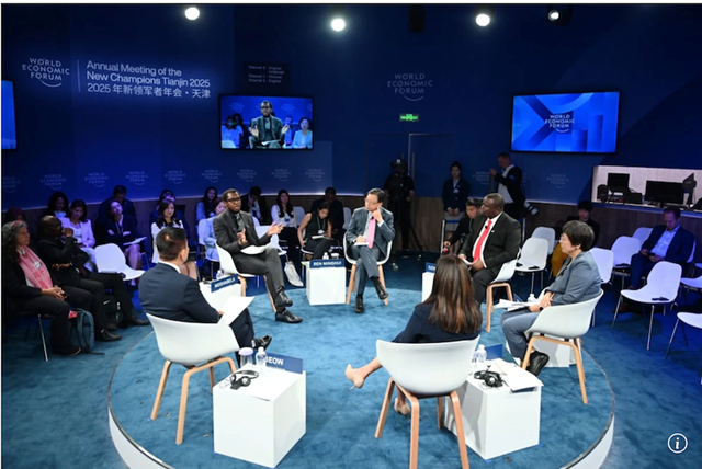 C&aacute;c chuy&ecirc;n gia tại Diễn đ&agrave;n Davos m&ugrave;a h&egrave; đồng thuận rằng ch&iacute;nh s&aacute;ch thuế quan của Hoa Kỳ đang l&agrave;m trầm trọng th&ecirc;m sự sụt giảm đầu tư to&agrave;n cầu. Ảnh: Xinhua