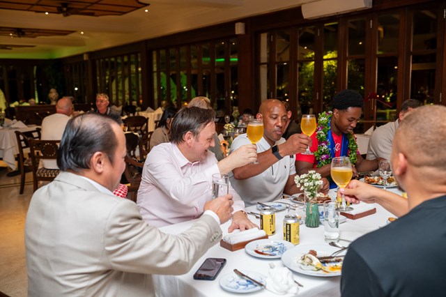 Khu nghỉ dưỡng Furama Resort Đ&agrave; Nẵng tiếp đ&oacute;n nồng hậu với bữa ăn th&acirc;n mật.