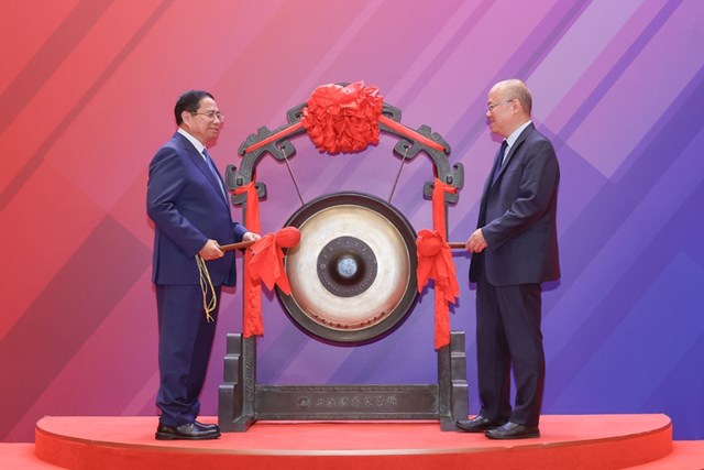 Thủ tướng Phạm Minh Ch&iacute;nh thực hiện nghi thức đ&aacute;nh cồng khai mạc phi&ecirc;n giao dịch tại S&agrave;n Giao dịch chứng kho&aacute;n Thượng Hải (SSE) - Ảnh: VGP/Nhật Bắc