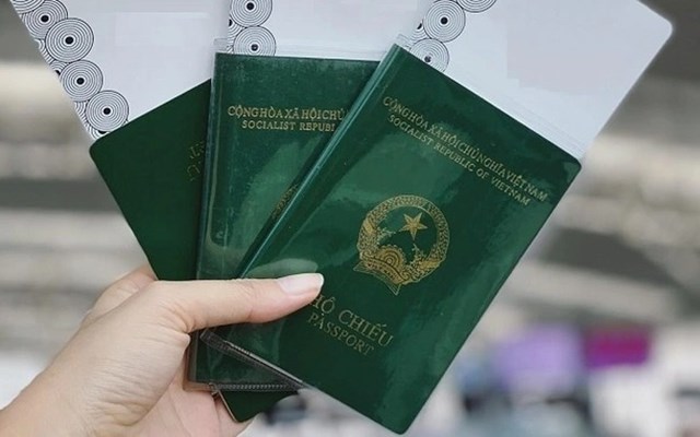 Bộ C&#244;ng an bắt đầu cấp hộ chiếu mới, người d&#249;ng hộ chiếu cũ phải chuyển sang hộ chiếu gắn chip điện tử hay kh&#244;ng? - Ảnh 1