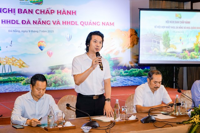 &Ocirc;ng Hồ Thanh T&uacute; - Tổng Thư k&yacute; HHDL Đ&agrave; Nẵng t&oacute;m tắt nội dung cuộc họp của Ban Thường trực hai Hiệp hội