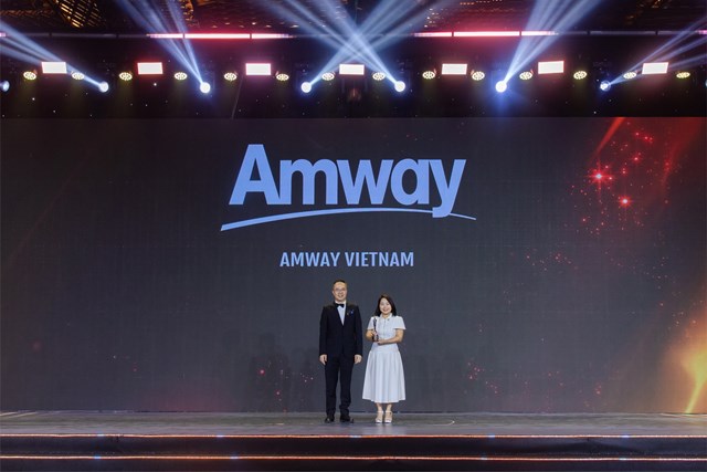 B&agrave; L&ecirc; Thị Kim Hoa, Gi&aacute;m đốc Nh&acirc;n sự Amway Việt Nam nhận giải thưởng từ ban tổ chức.