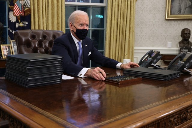 Tổng thống Mỹ Joe Biden tại ph&ograve;ng l&agrave;m việc ở Nh&agrave; Trắng (Ảnh: Reuters).