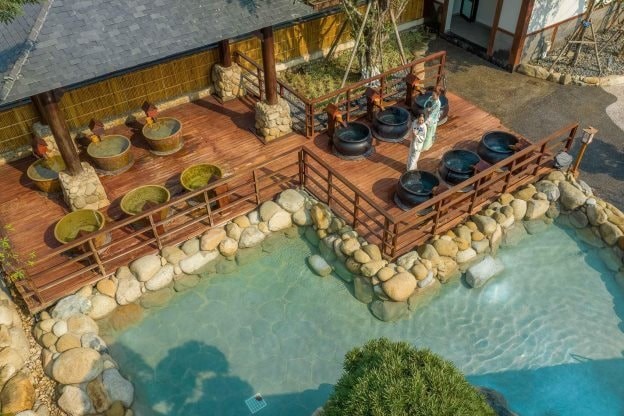 Yoko Onsen Quang Hanh l&agrave; nơi l&yacute; tưởng để thư gi&atilde;n giữa cảnh quan thi&ecirc;n nhi&ecirc;n tr&aacute;c tuyệt.