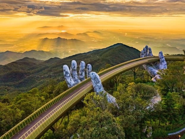 Cầu Vàng – cây cầu được mệnh danh là biểu tượng du lịch của Việt Nam.