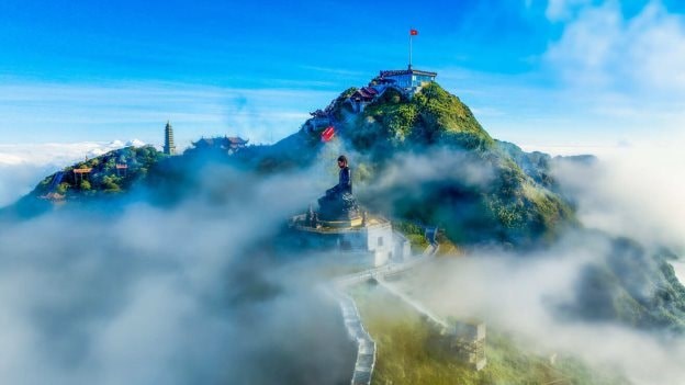 Khung cảnh tr&ecirc;n đỉnh Fansipan &ndash; &ldquo;N&oacute;c nh&agrave; của Đ&ocirc;ng Dương&rdquo; linh thi&ecirc;ng v&agrave; h&ugrave;ng vĩ