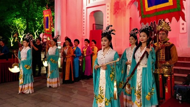 T&aacute;i hiện những n&eacute;t đẹp văn h&oacute;a Thăng Long tại tour đ&ecirc;m Trấn Vũ.