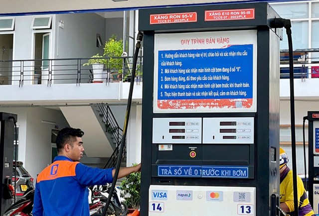 Nhiều cửa h&agrave;ng xăng dầu thuộc Petrolimex tại TP.HCM đ&atilde; b&aacute;n xăng E10 trước ng&agrave;y 1/8.