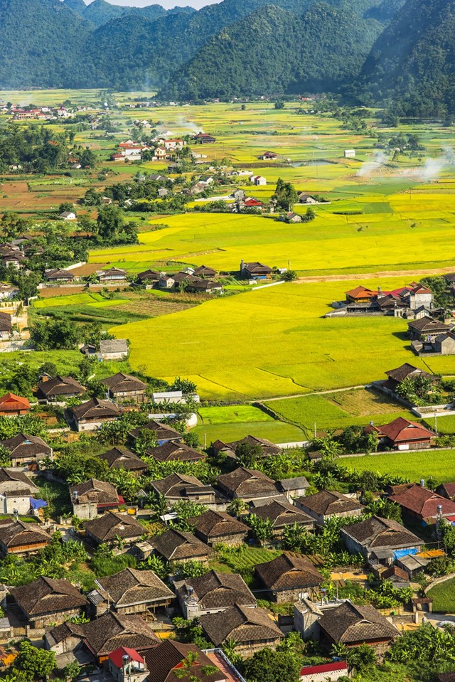 Ngôi làng hơn 400 nhà sàn hút khách có gì đặc biệt? - Ảnh 1
