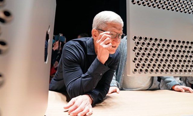 Tim Cook đang nh&igrave;n chiếc Mac Pro tại WWDC 2019. Ảnh:&nbsp;Reuters.