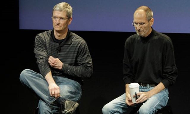 Tim Cook (tr&aacute;i) v&agrave; Steve Jobs tại một cuộc phỏng vấn ở trụ sở Apple. Ảnh:&nbsp;AP.
