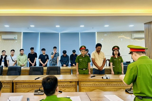 Cơ quan CSĐT C&ocirc;ng an TP Đ&agrave; Nẵng tống đạt quyết định khởi tố bị can c&aacute;c đối tượng trong đường d&acirc;y tội phạm. Ảnh: CACC