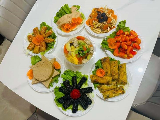 C&aacute;c m&acirc;m cỗ c&uacute;ng rằm th&aacute;ng 7 được b&agrave;i tr&iacute; đẹp mắt. (Ảnh: Facebook)