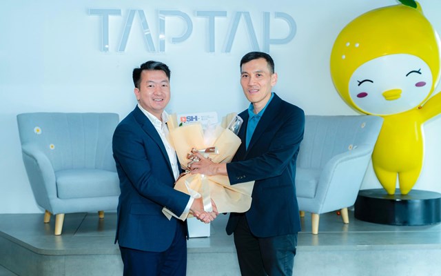 L&atilde;nh đạo Bảo hiểm BSH v&agrave; VI Group bắt tay ch&uacute;c mừng thỏa thuận hợp t&aacute;c