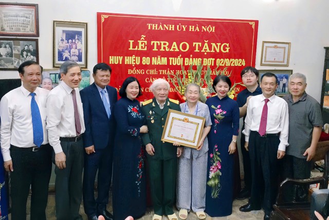 Ban thường vụ Thành uỷ Hà Nội trangg trọng tổ chức lễ trao Huy hiệu 80 năm tuổi Đảng cho đồng chí Thân Hoạt 