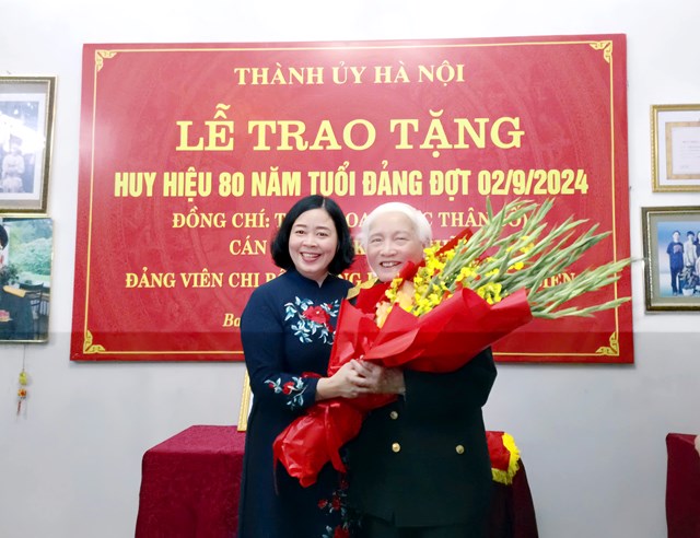 Đồng ch&iacute; B&ugrave;i Thị Minh Ho&agrave;i - Uỷ vi&ecirc;n Bộ Ch&iacute;nh trị, B&iacute; thư Th&agrave;nh uỷ trao tặng đồng ch&iacute; Th&acirc;n Hoạt b&oacute; hoa tươi thắm.