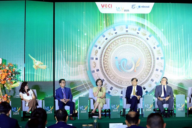 C&aacute;c diễn giả trao đổi tại toạ đ&agrave;m "Th&uacute;c đẩy kinh doanh bền vững: Doanh nghiệp đồng h&agrave;nh c&ugrave;ng đất nước trong kỷ nguy&ecirc;n vươn m&igrave;nh", nằm trong khu&ocirc;n khổ Diễn đ&agrave;n VCSF 2025.