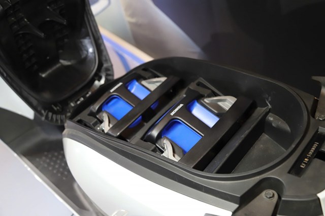 Pin của Honda CUV e: c&oacute; thể th&aacute;o rời v&agrave; ho&aacute;n đổi nhanh ch&oacute;ng.