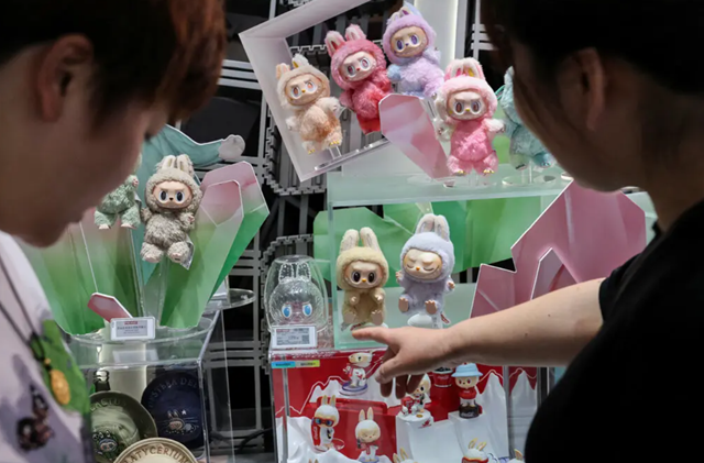 B&uacute;p b&ecirc; Labubu tại cửa h&agrave;ng ch&iacute;nh h&atilde;ng của Pop Mart ở Thượng Hải.