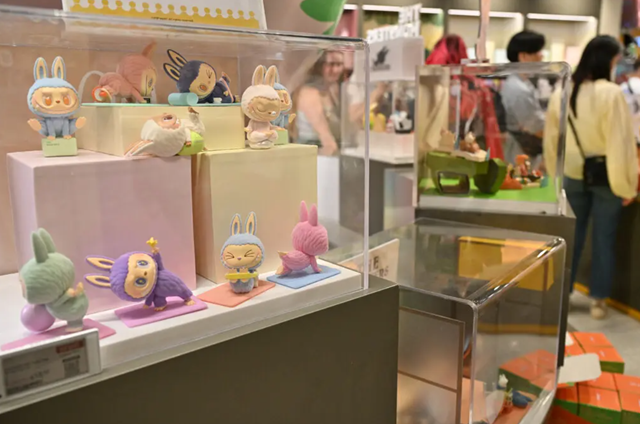 Những ch&uacute; l&ugrave;n Labubu tại một cửa h&agrave;ng Pop Mart ở Paris. Cơ quan hải quan Trung Quốc cho biết họ đang nỗ lực ngăn chặn l&agrave;n s&oacute;ng h&agrave;ng giả.