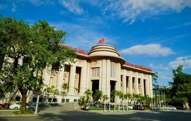 Thanh khoản dư thừa, NHNN h&#250;t r&#242;ng tr&#234;n thị trường mở, l&#227;i suất ngắn hạn đồng loạt hạ nhiệt - Ảnh 1