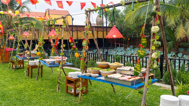Lấy cảm hứng từ chợ qu&ecirc; c&aacute;c quầy ẩm thực được trưng b&agrave;y tr&ecirc;n khung gỗ độc đ&aacute;o v&agrave; th&acirc;n thiện với thi&ecirc;n nhi&ecirc;n