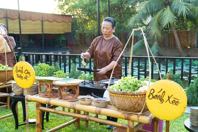 Phố Hội Xưa Buffet g&acirc;y t&ograve; m&ograve; v&agrave; thu h&uacute;t rất nhiều du kh&aacute;ch khi đến với Hội An được tổ chức đều đặn v&agrave;o mỗi tối Thứ Bảy hằng tuần tại Sen Village Hoi An
