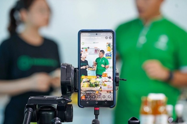 Mạng x&atilde; hội b&ugrave;ng nổ b&aacute;n h&agrave;ng nhưng luật chưa theo kịp, đ&ograve;i hỏi khung ph&aacute;p l&yacute; minh bạch để bảo vệ người b&aacute;n nhỏ v&agrave; th&uacute;c đẩy kinh tế số. Ảnh minh hoạ