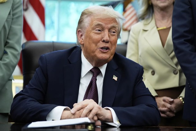 &Ocirc;ng Donald Trump tại Ph&ograve;ng Bầu dục h&ocirc;m 15-9. Ảnh: AP