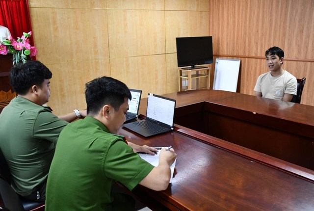 C&ocirc;ng an l&agrave;m việc với nh&oacute;m c&aacute;c đối tượng li&ecirc;n quan.