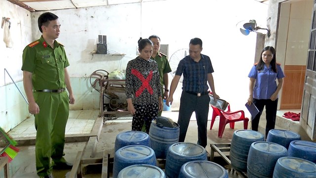 Cơ quan chức năng kiểm tra cơ sở sản xuất gi&aacute; đỗ của Trần Thị Hạnh (X) - Ảnh: Bộ C&ocirc;ng an