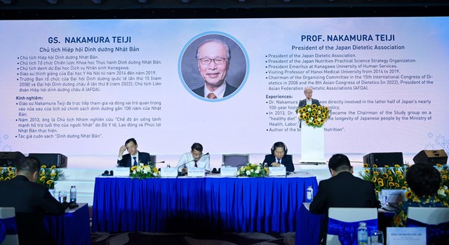 Giáo sư Nakamura Teji, Chủ tịch Hiệp hội Dinh dưỡng Nhật Bản, trình bày tham luận tại Hội thảo khoa học quốc tế về dinh dưỡng học đường năm 2025 với chủ đề 