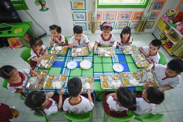 "M&ocirc; h&igrave;nh bữa ăn học đường đảm bảo dinh dưỡng hợp l&yacute; kết hợp tăng cường hoạt động thể lực cho học sinh, sinh vi&ecirc;n Việt Nam" trải rộng tr&ecirc;n 5 v&ugrave;ng sinh th&aacute;i của cả nước. Kết quả nghi&ecirc;n cứu cho thấy, sau gần một năm triển khai, m&ocirc; h&igrave;nh c&oacute; hiệu quả t&iacute;ch cực đối với sự ph&aacute;t triển chiều cao, c&acirc;n nặng của trẻ.